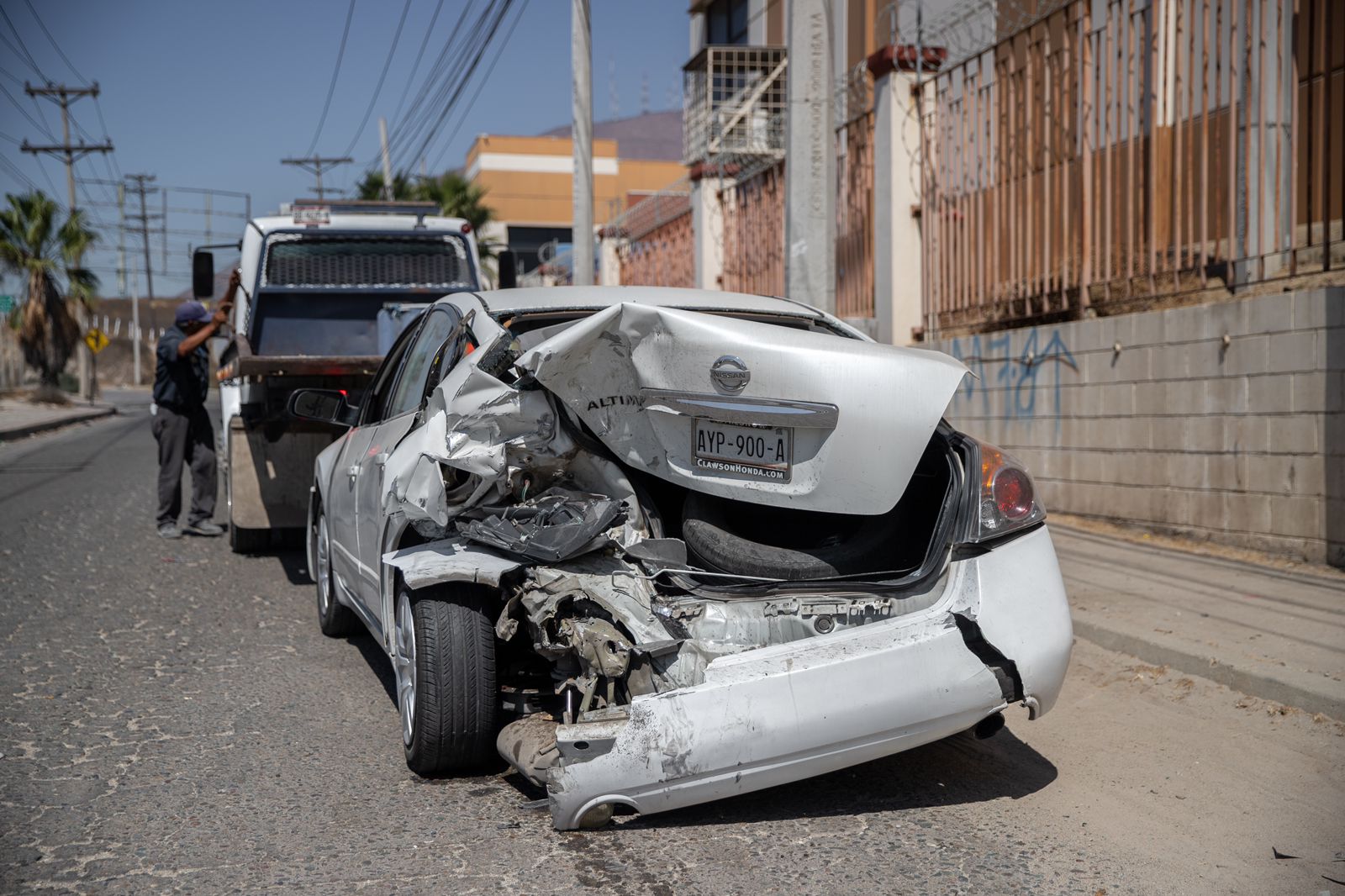 Se vuelca automóvil en parque industrial El Florido