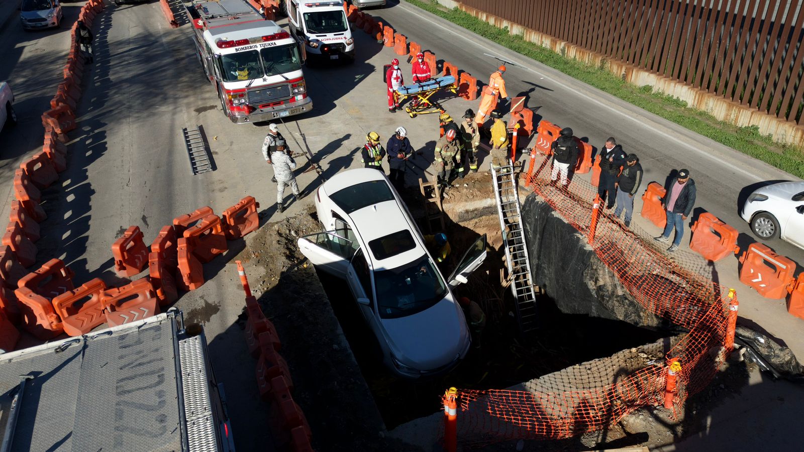 [VIDEO+GALERIA] Cae a socavón auto con hombre de la tercera edad en su interior