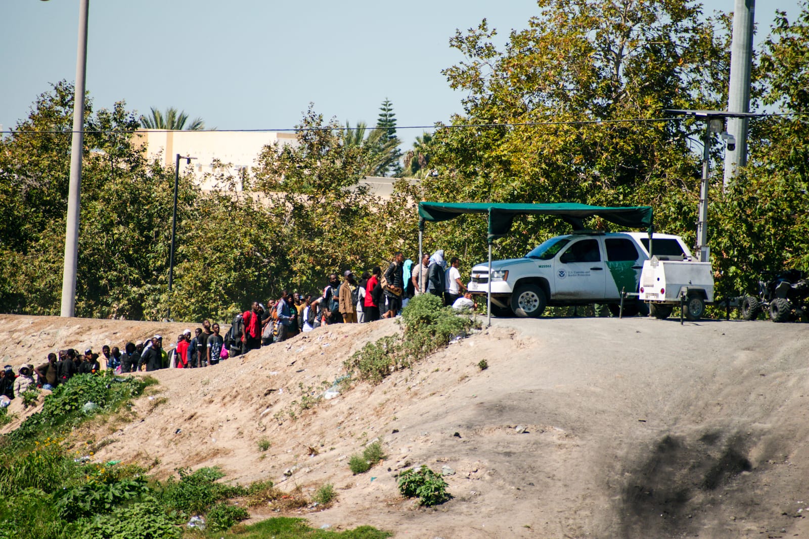 [VIDEO + GALERIA] Cruzan la frontera migrantes por la canalización del río Tijuana