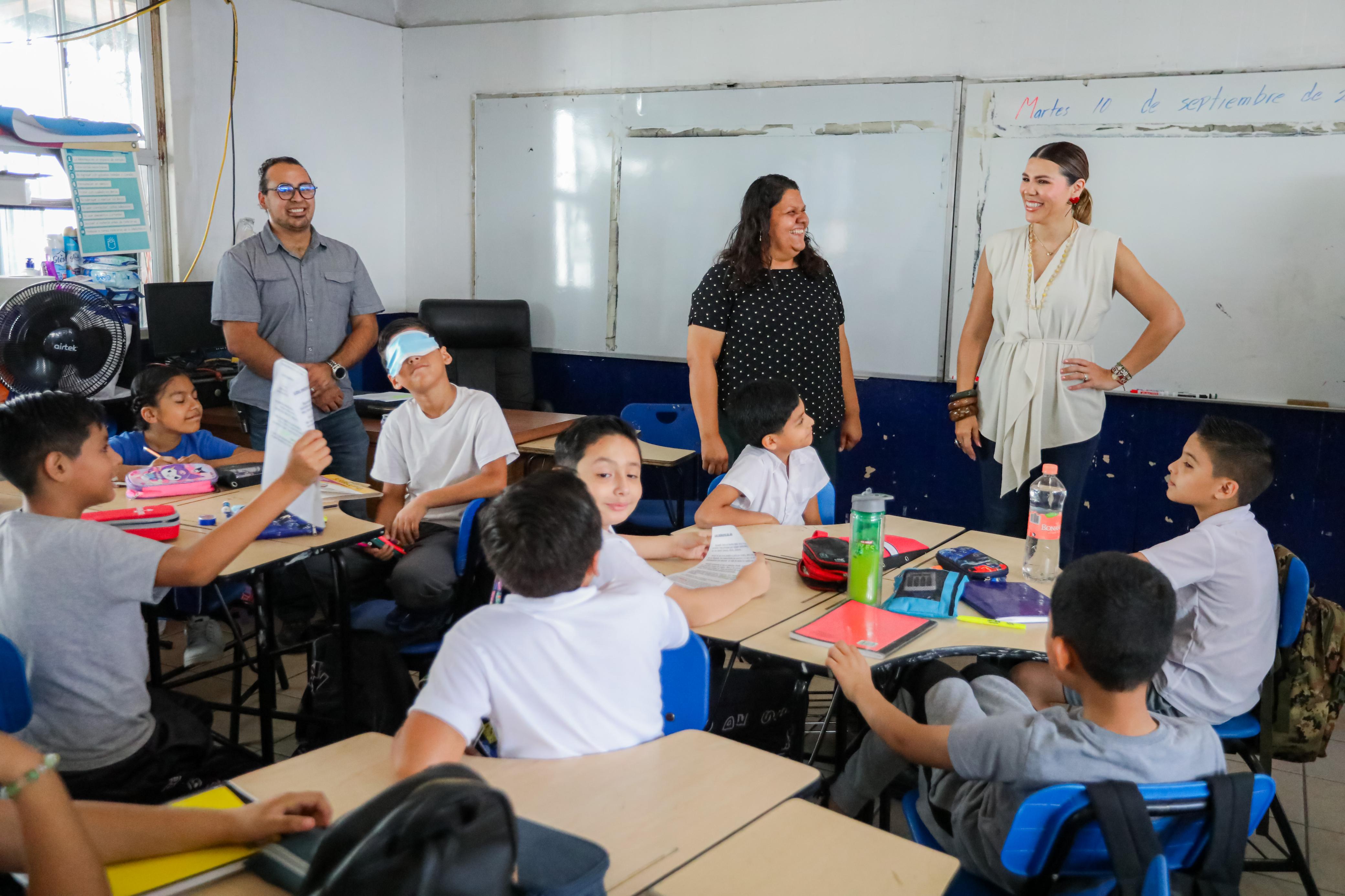 Entrega Gobernadora equipos de cómputo y mochilas a estudiantes en Baja California