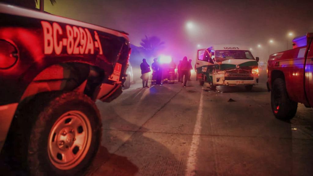 [VÍDEO] Taxi verde con blanco y patrulla, chocan frente al Aeropuerto: Tijuana