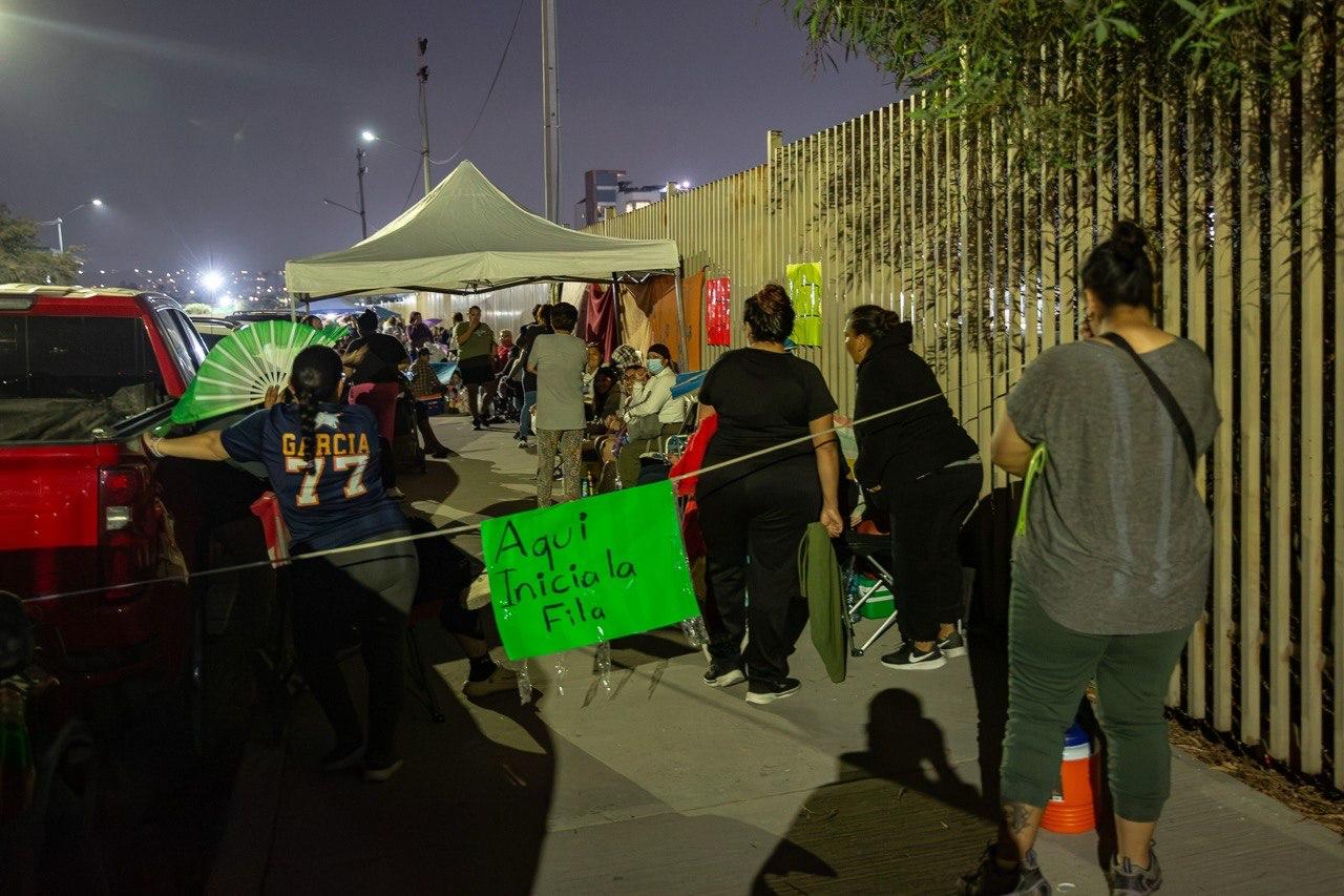 Cientos de mujeres hacen fila desde la madrugada por la Tarjeta Violeta en Tijuana