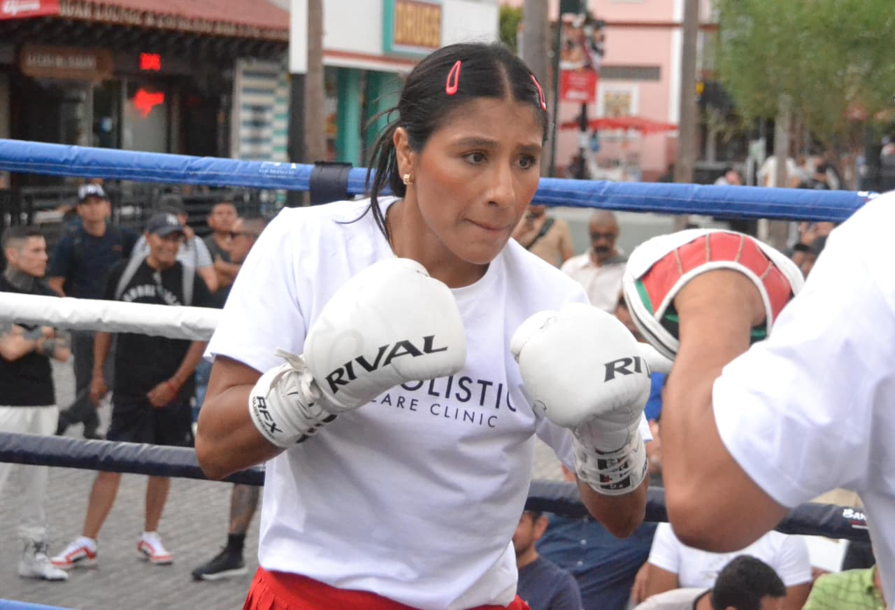 Kenia Enríquez muestra sus armas previo a su regreso al boxeo profesional