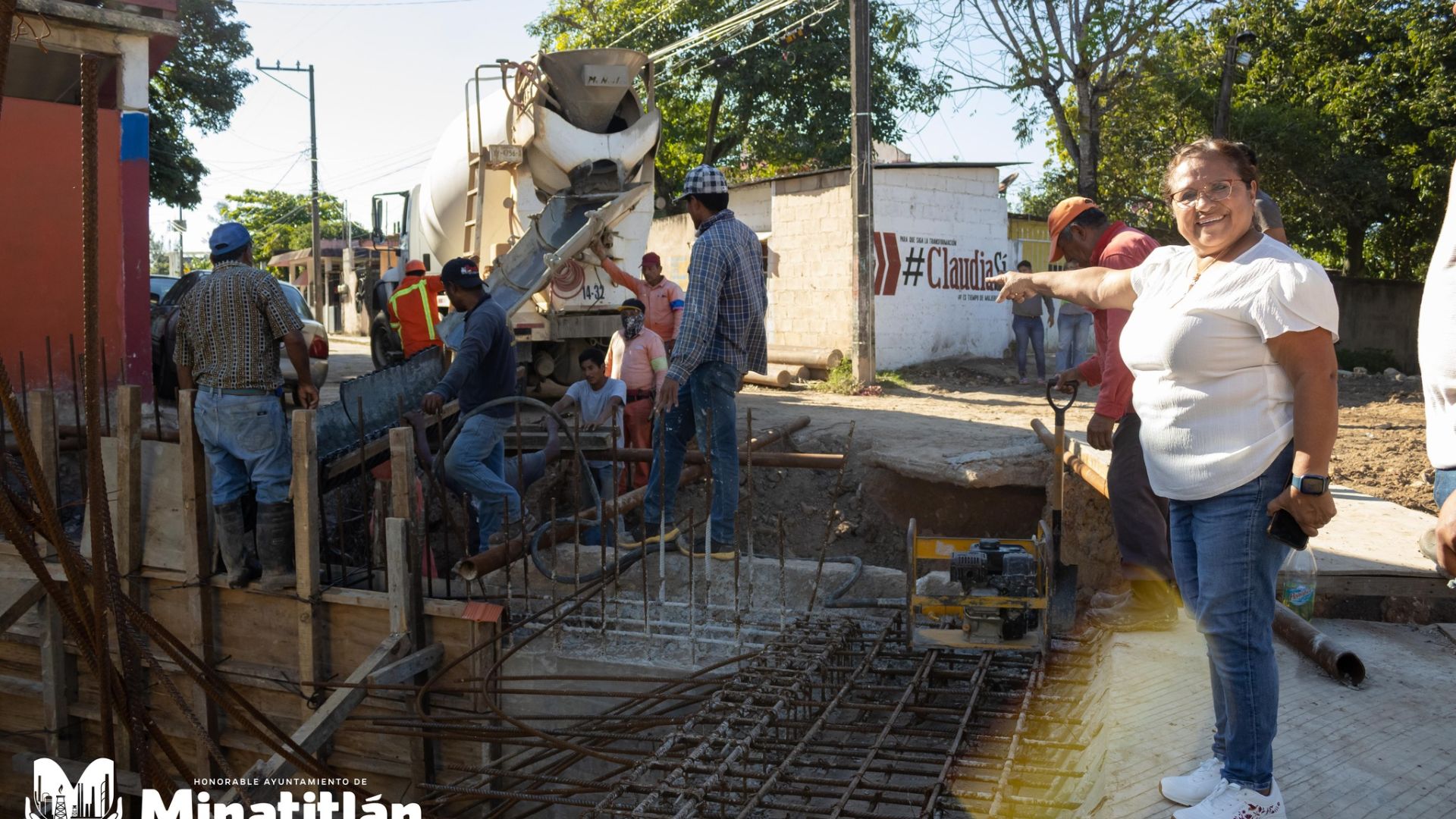 Carmen Medel Palma "supervisando" la rehabilitación de un puente vehicular (vía Facebook)