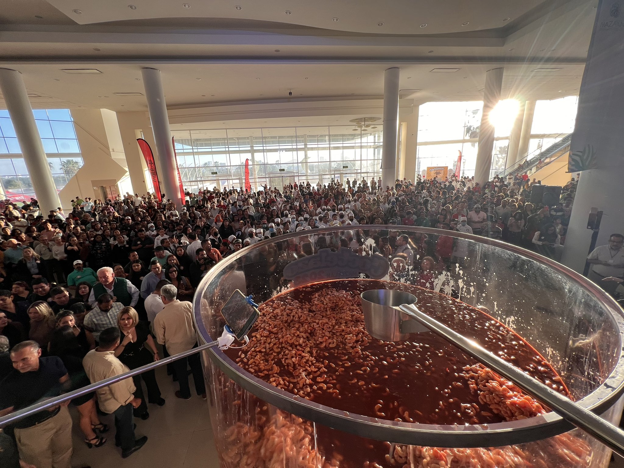 Mazatlán rompe récord Guinness por el cóctel de camarón más grande del mundo