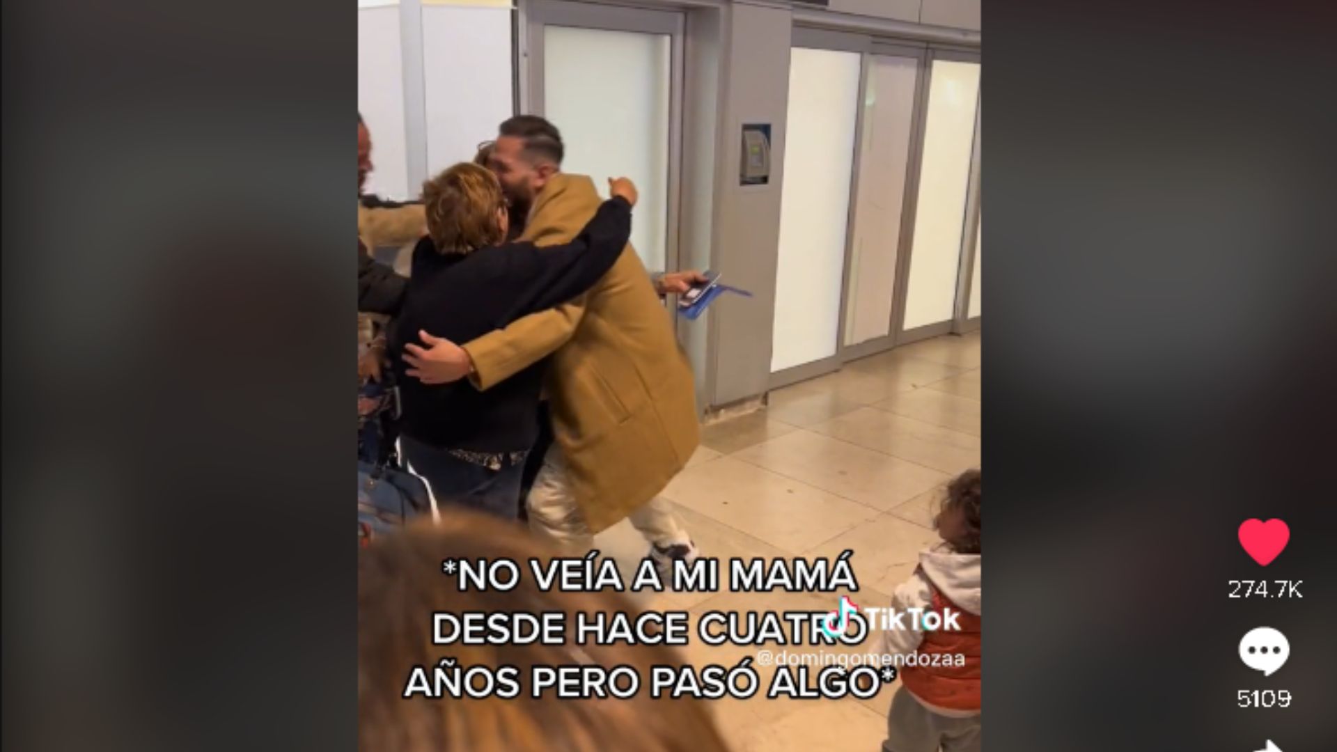 La mamá de Domingo Mendoza, él y la señora desconocida, se fundieron en una hermosa demostración de afecto frente a toda la tripulación y personas en el destino.