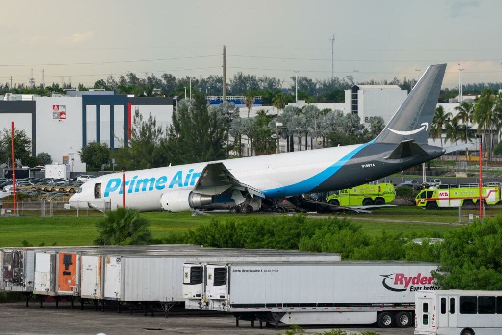 Avión de carga de Amazon impacta camioneta con siete personas tras salir de pista en Miami