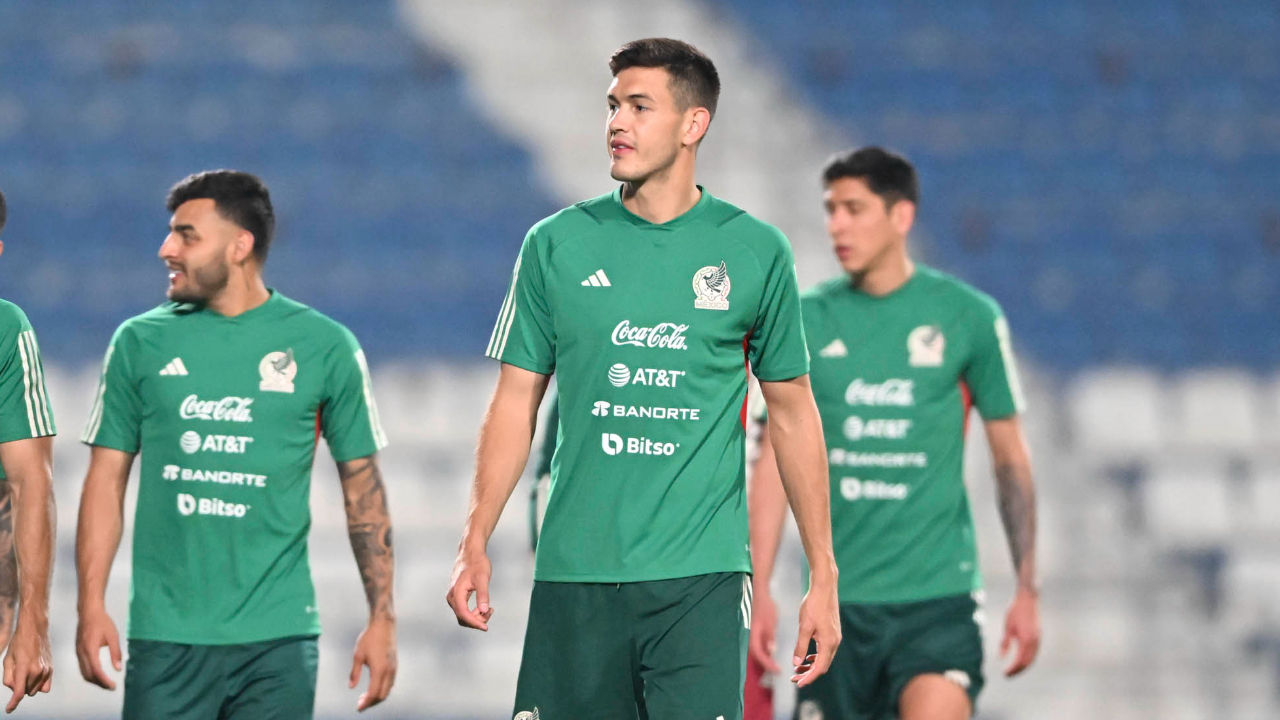 César Montes (centro) fue uno de los mejores jugadores de México en Qatar 2022. (Foto: Twitter @miseleccionmx