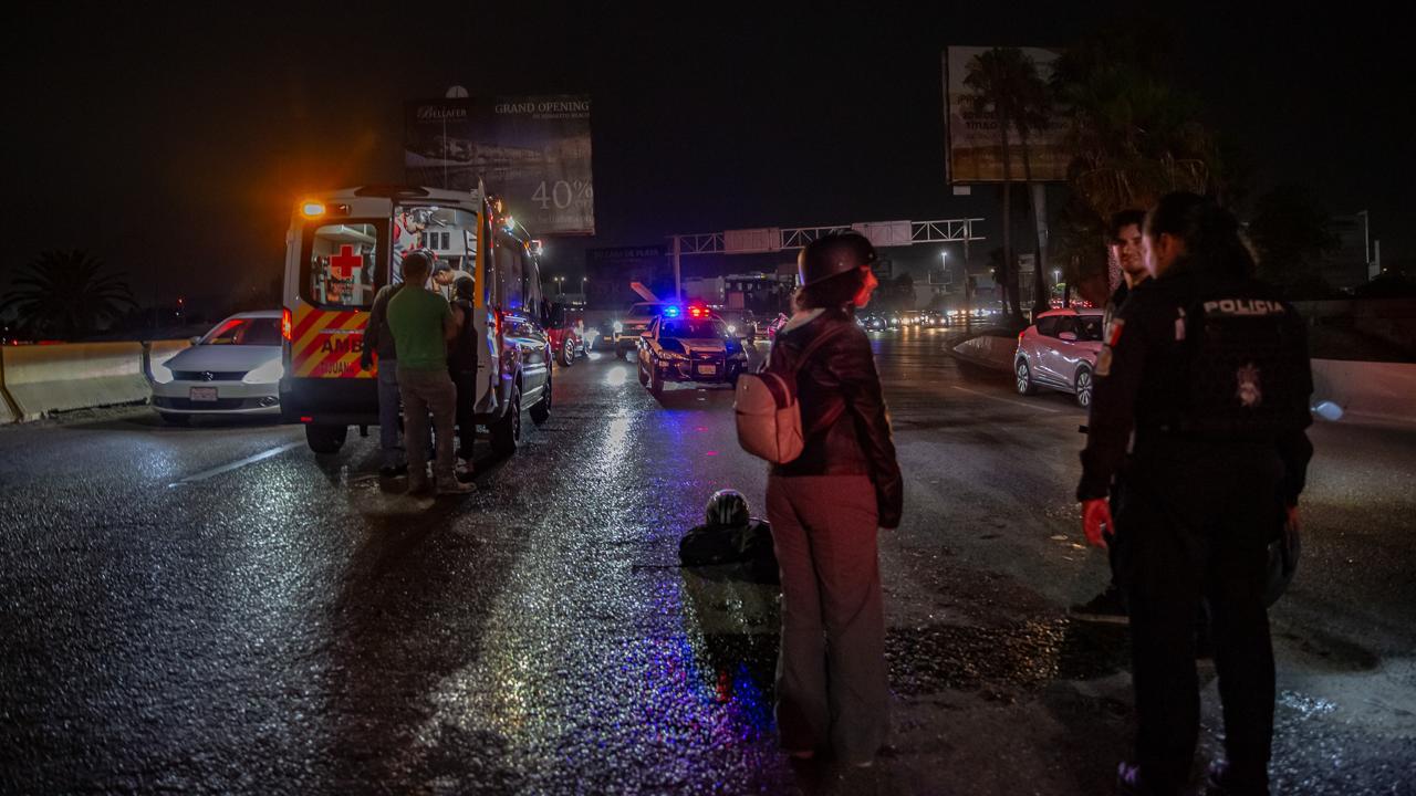 Cae motociclista a una zanja del puente México; Se lesiona