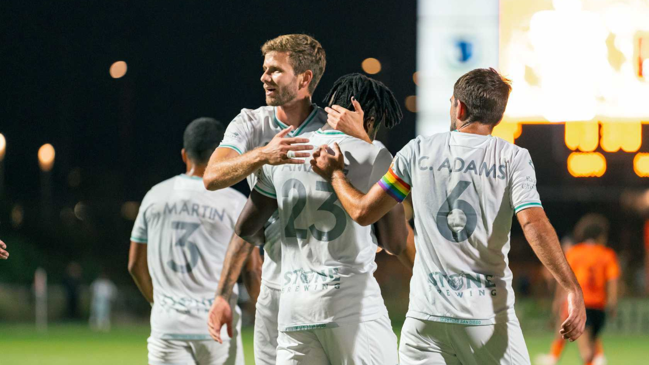 Thomas Amang es felicitado por sus compañeros tras marcar uno de los dos goles de SD Loyal. (Foto: Cortesía San Diego Loyal SC)