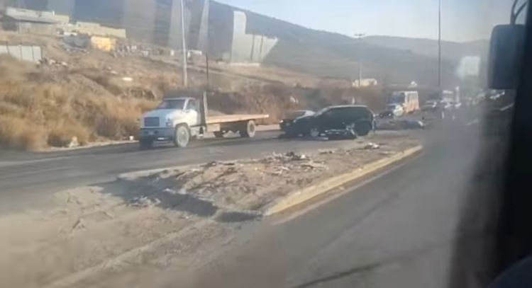 Muere un hombre tras impactarse con un automóvil en carretera Tijuana - Tecate