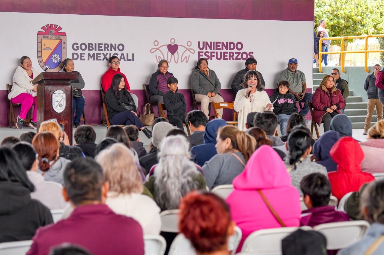 Entregan estímulos económicos a más de 900 familias mexicalenses