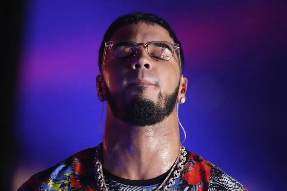 Anuel AA y Romeo Santos tocaron en prisión para un narcotraficante