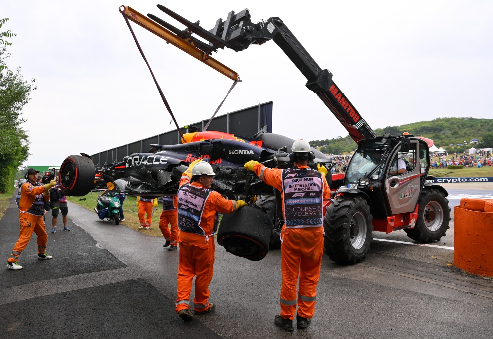 “Checo” Pérez protagoniza aparatoso choque  y culpa a la lluvia