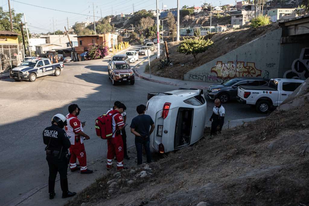 TIJUANA: Vehículo cae de un puente en la colonia Francisco; conductor resulta ileso