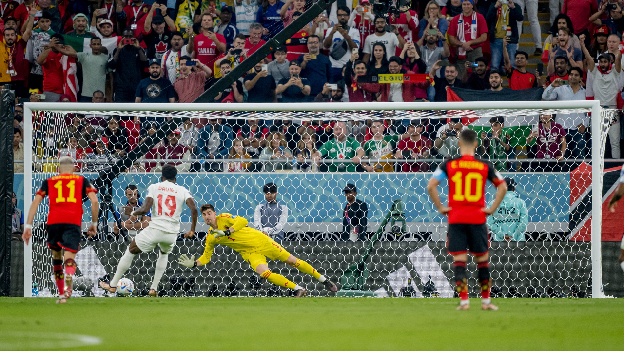 Thibaut Courtois atajó el penal de Alphonso Davies para convertirse en la figura del partido. (Foto: Twiter @FIFAWorldCup)