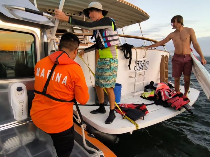 Rescatan a dos jóvenes arrastrados por el mar: La Paz