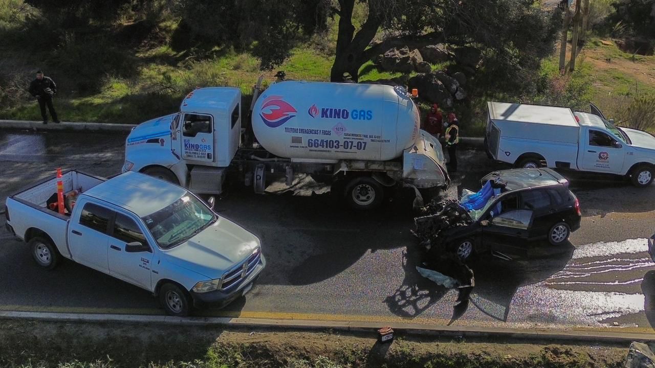 Choca automóvil contra pipa de gas en la carretera Tijuana- Tecate
