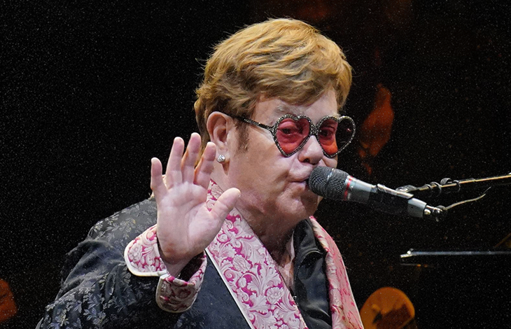 Elton John es hospitalizado de emergencia tras caída