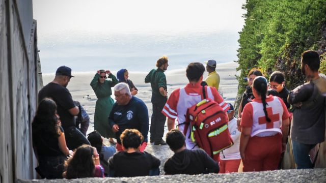 Buscan a menor tras entrar al mar en Playas de Tijuana; otro fue rescatado
