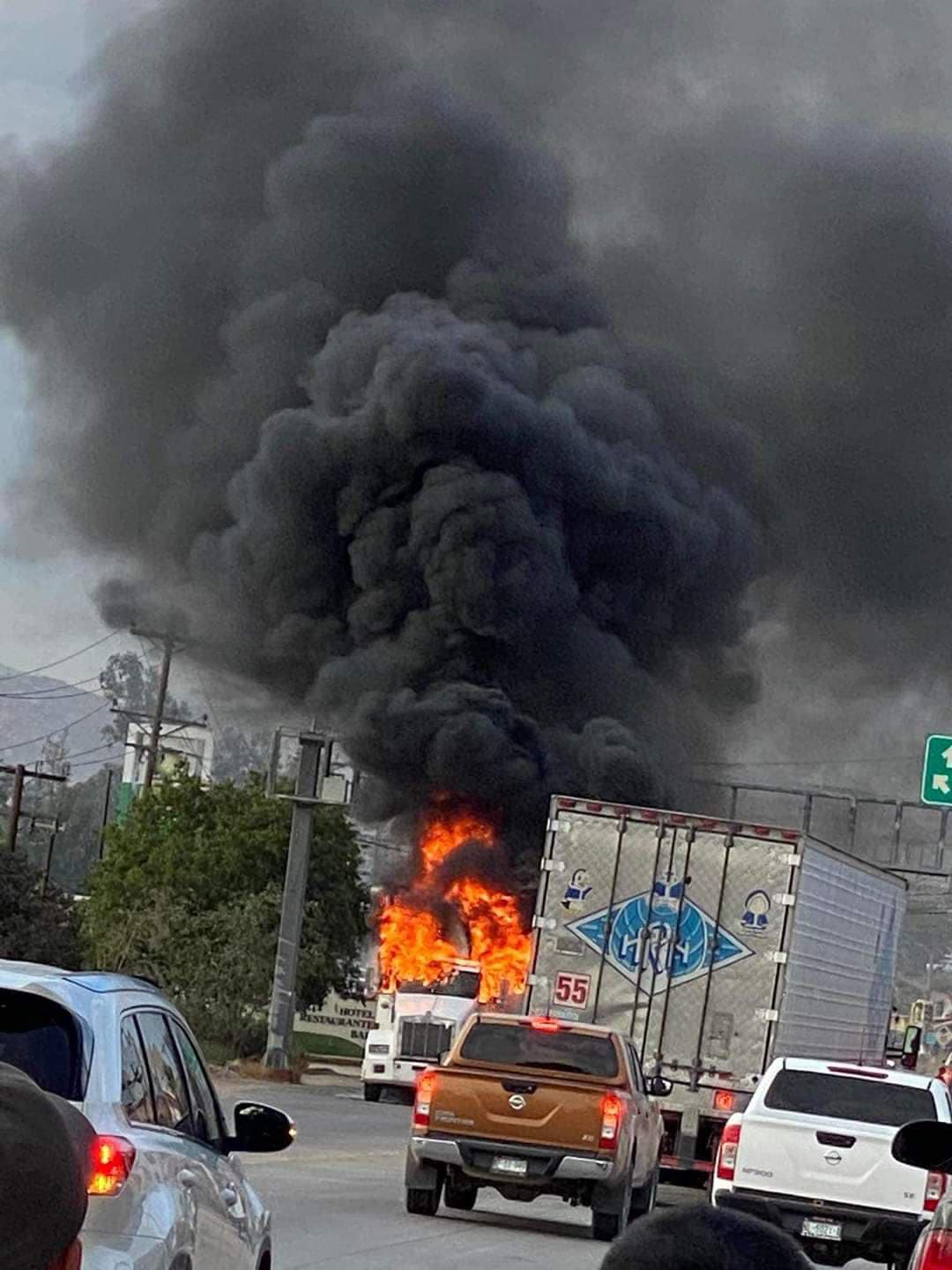 QUEMAN CAMIONES Y AUTOS EN TIJUANA