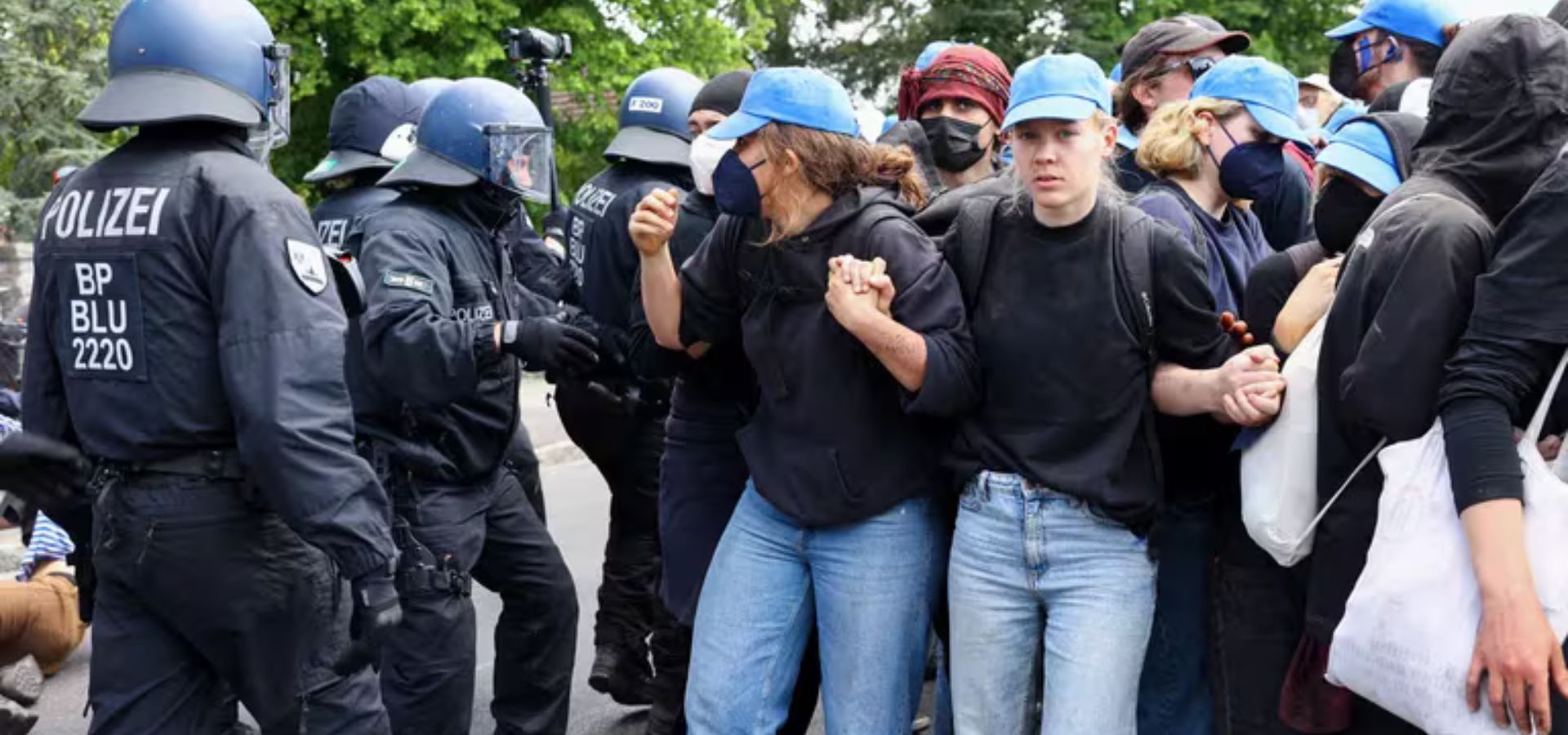 [VIDEOS] Intentan manifestantes ingresar a la planta de Tesla: Alemania