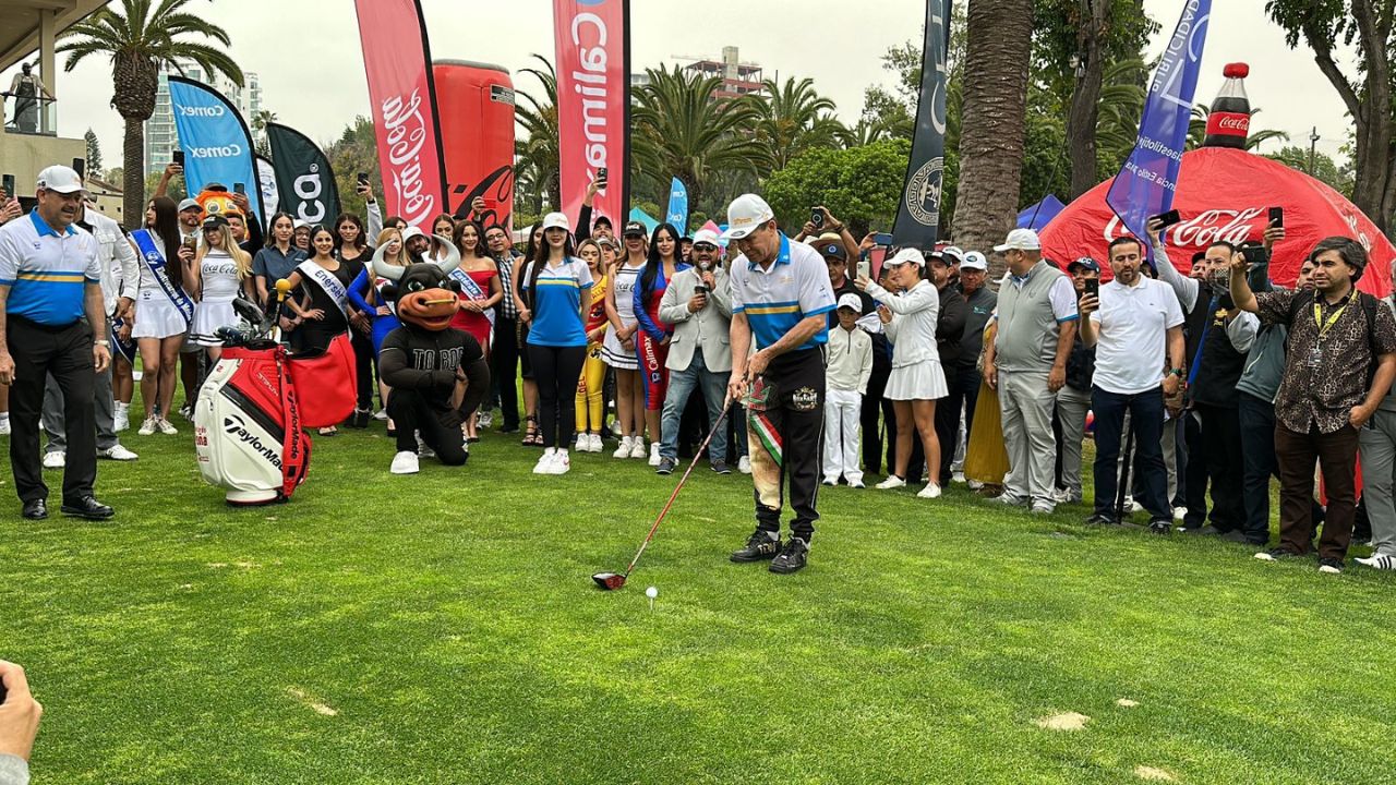 (VIDEO E IMAGENES) Da Chávez bastonazo inicial de Torneo de Golf Mi Chante