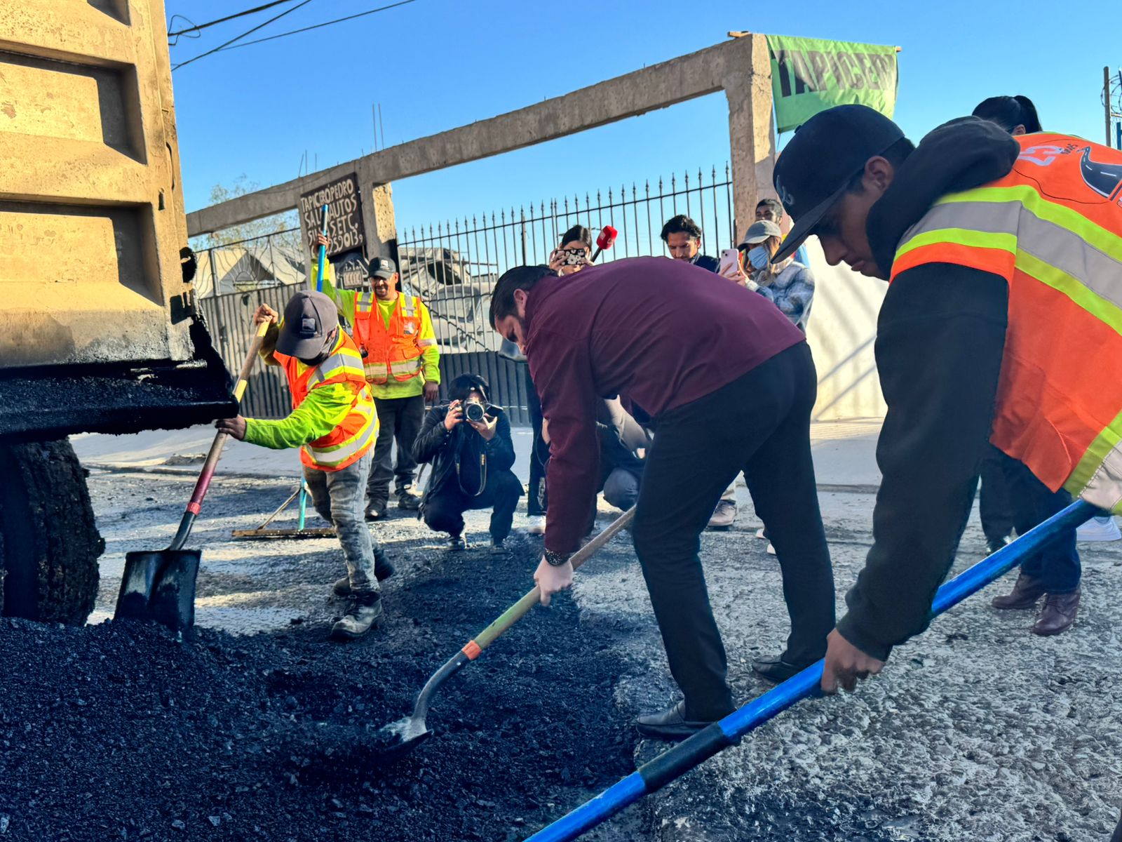 Supervisa alcalde de Tijuana trabajos de bacheo en avenida Juan Ojeda Robles