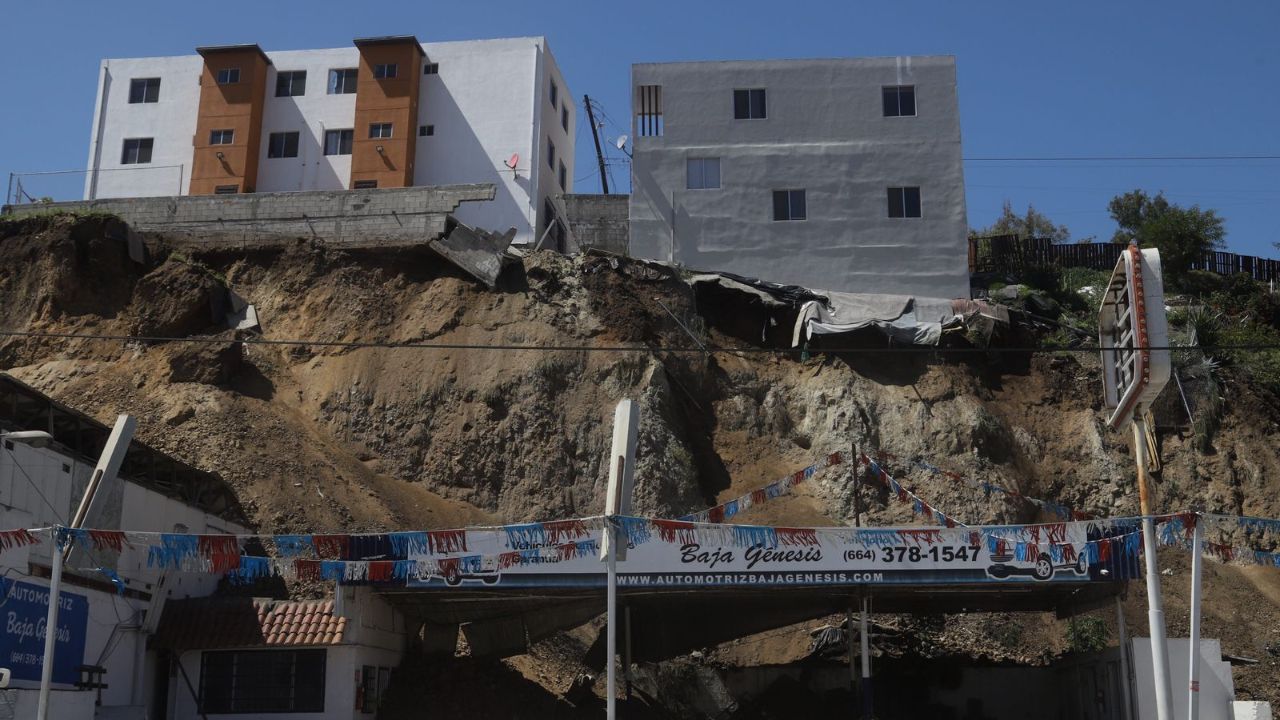 [VIDEO Y GALERIA] A punto de caer edificios en deslave de La Sierra