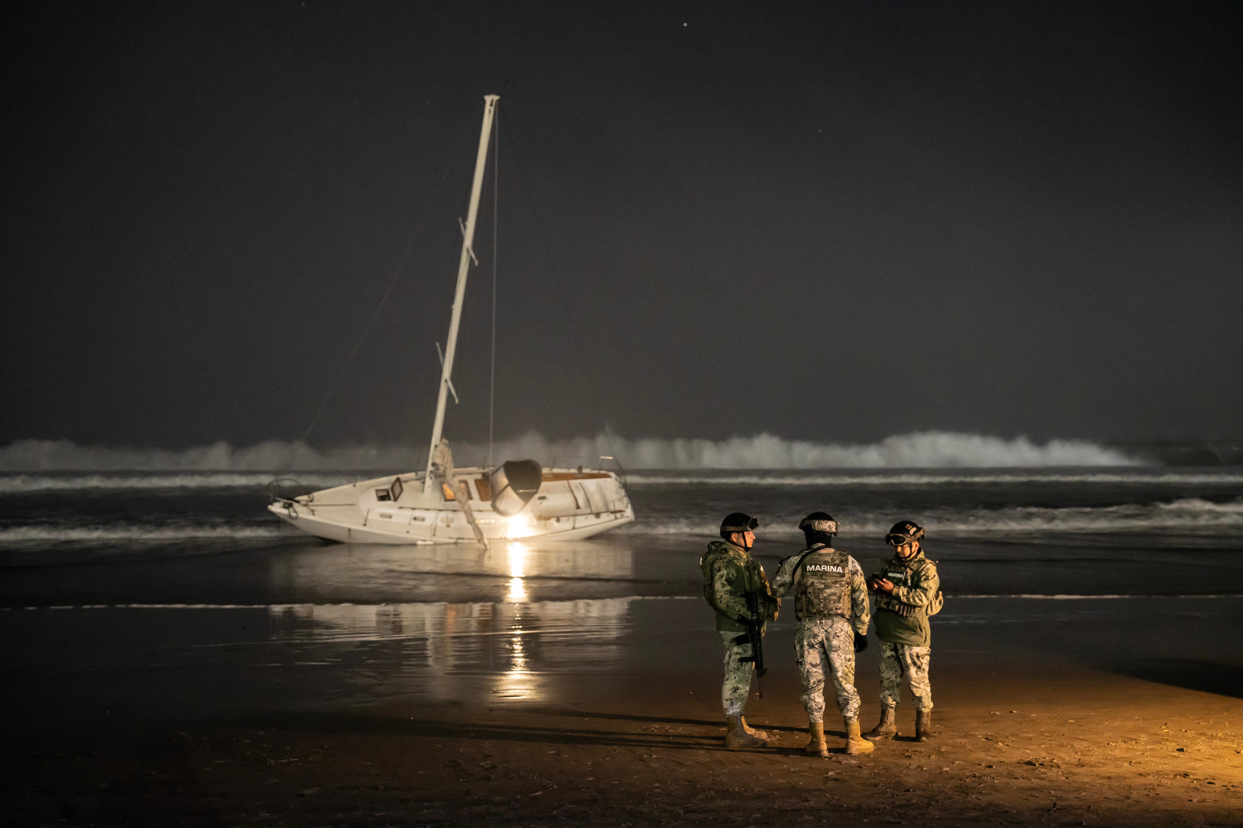 Aparece yate varado en el malecón de Playas de Tijuana