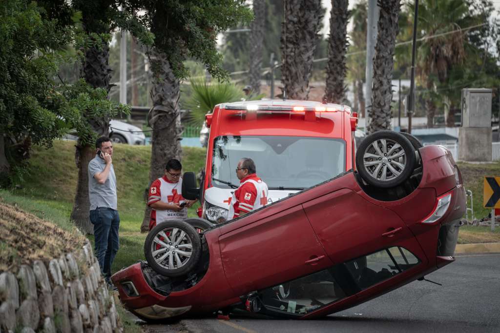 TIJUANA: Vuelca automóvil en la 20 de Noviembre; conductor sale ileso