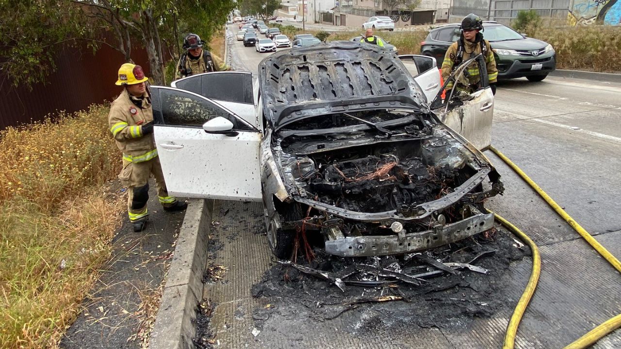 [VIDEO] Se incendia automóvil en la avenida Internacional de Tijuana