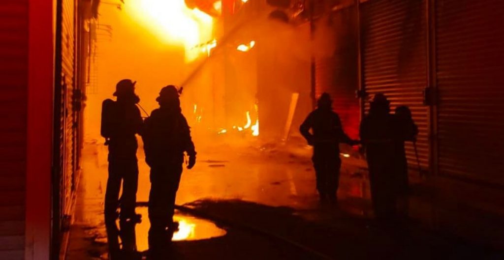Consume incendio más de 60 locales en mercado: Michoacán