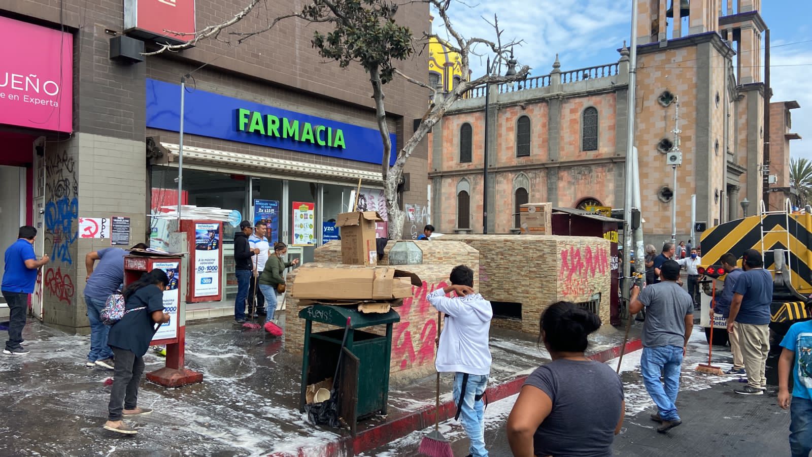 Realizan vendedores ambulantes jornada de limpieza en Tijuana.