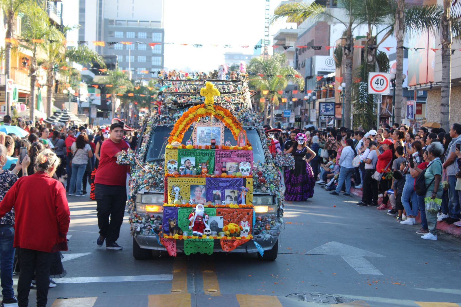 Tijuanenses celebran primer Carnaval del Día de Muertos en la avenida Revolución