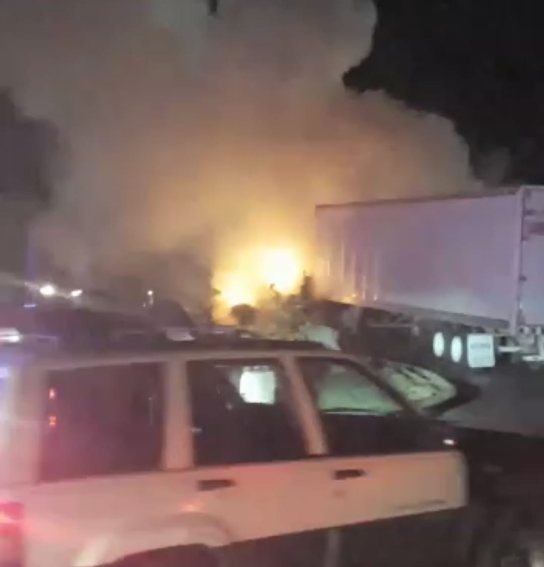 Tráiler de carga incendiado en parque Industrial Pacífico