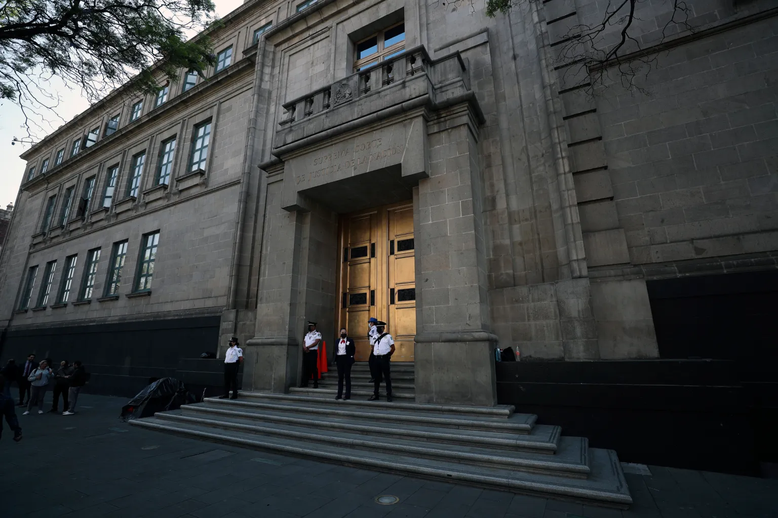 Anuncian renuncia siete ministros de la Suprema Corte