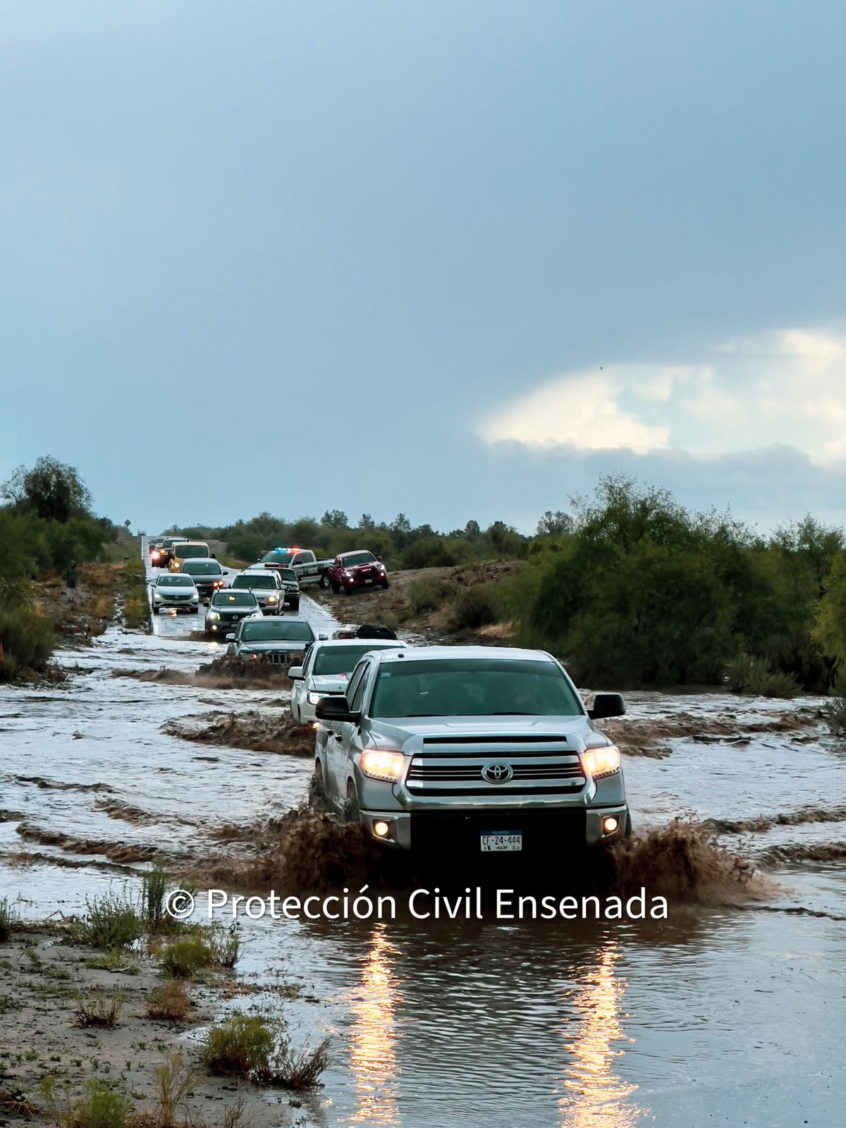 Llama Protección Civil a no cruzar vado del KM 77 de la carretera hacia el Valle de la Trinidad