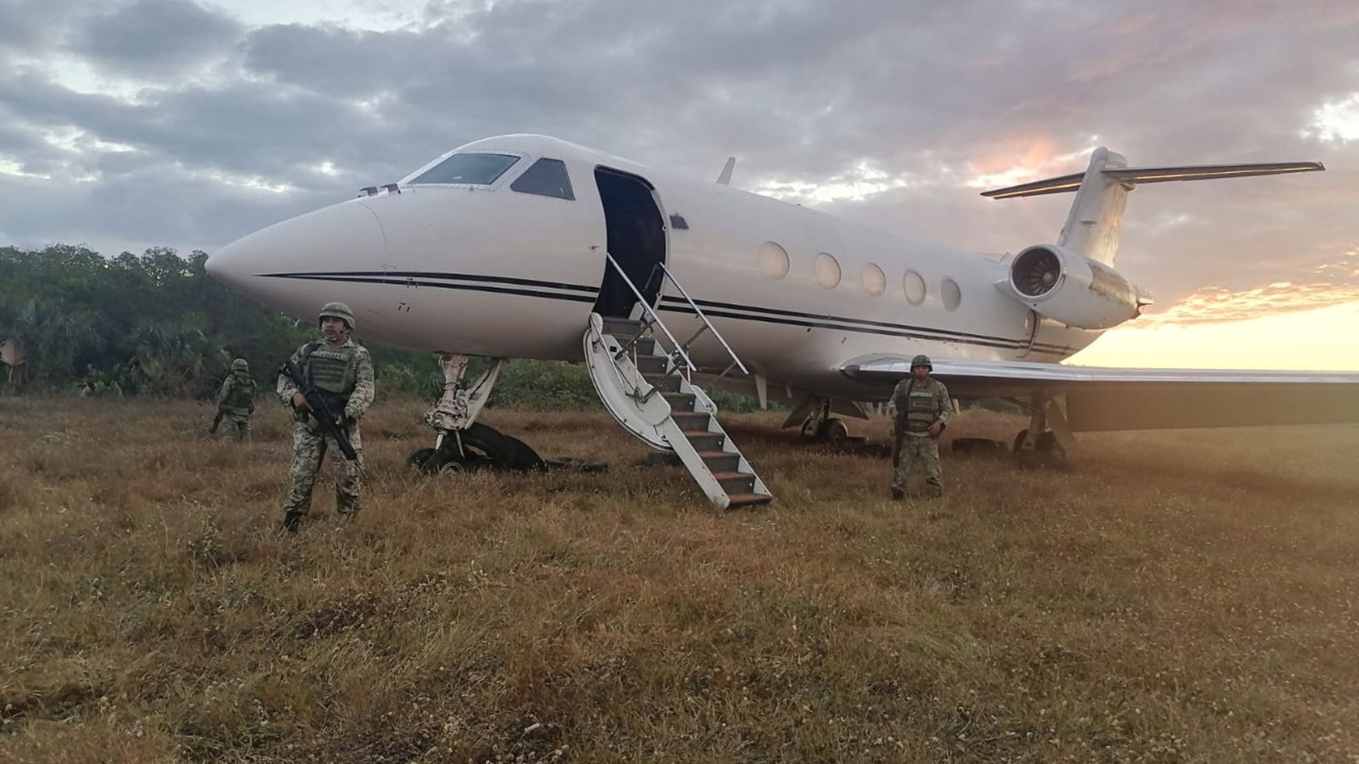 Decomisaron 136 kilos de cocaína en aeronave