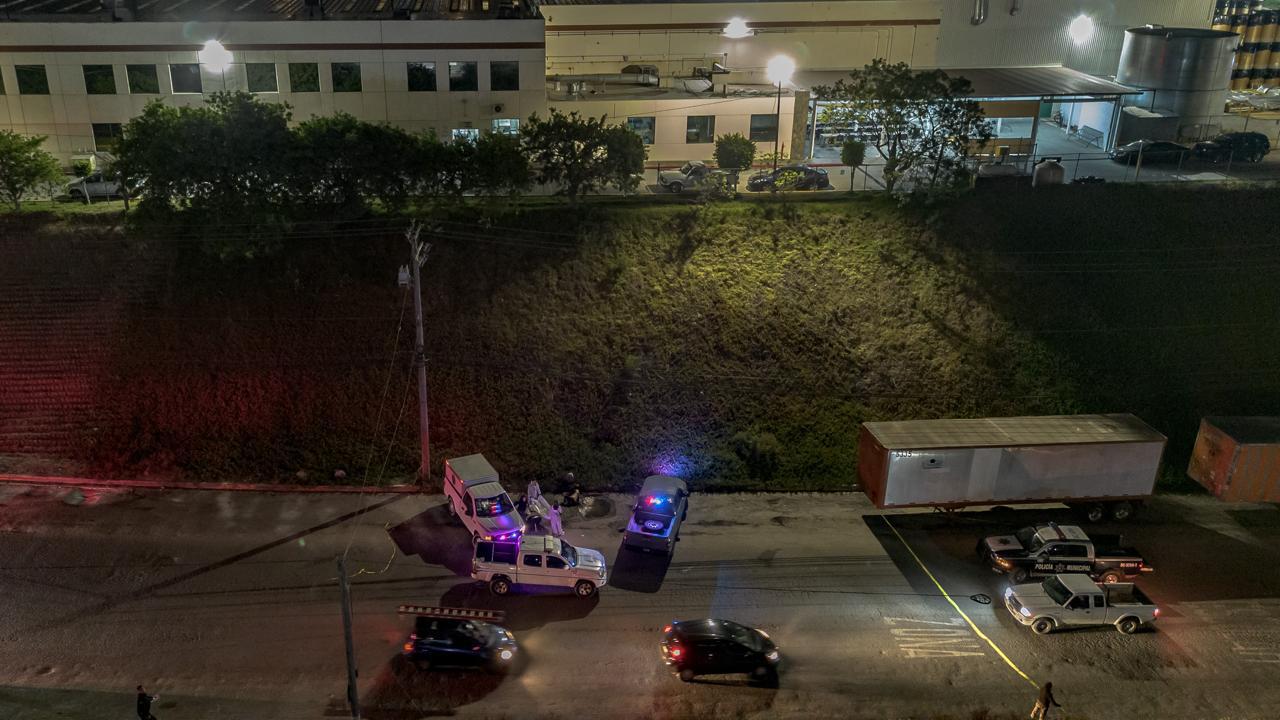 [CONTENIDO SENSIBLE] Hallan cuerpo en llamas en un Parque Industrial: Tijuana