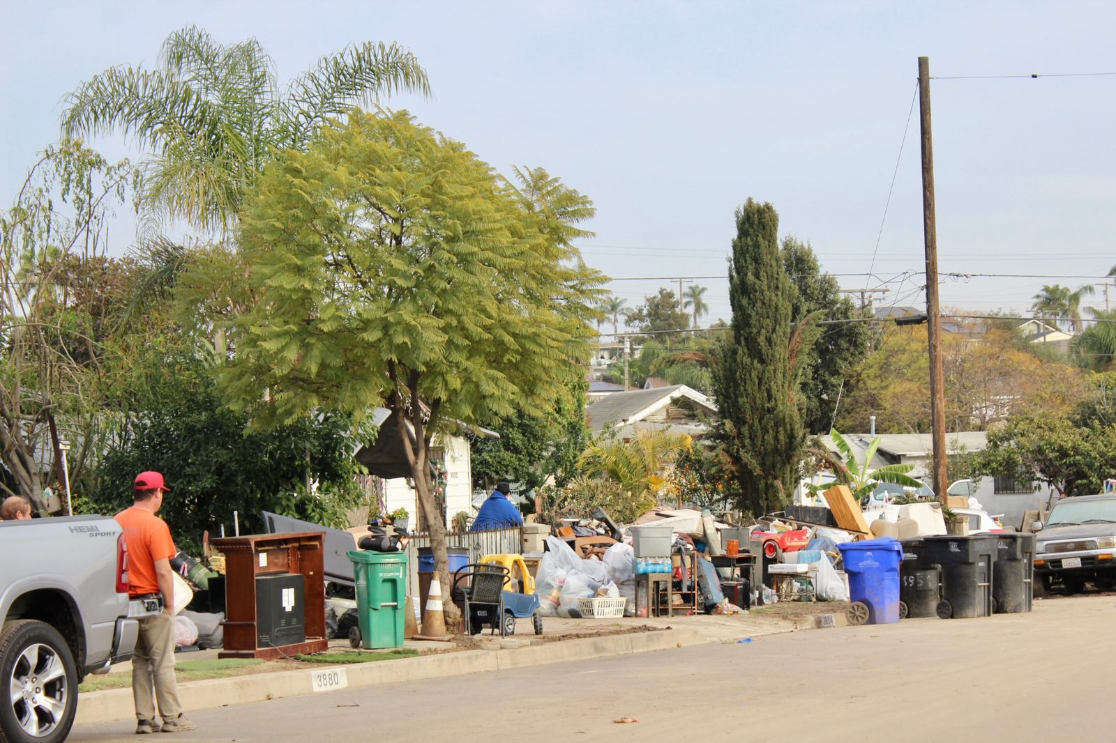 Pierden residentes de San Diego sus pertenencias debido a las inundaciones