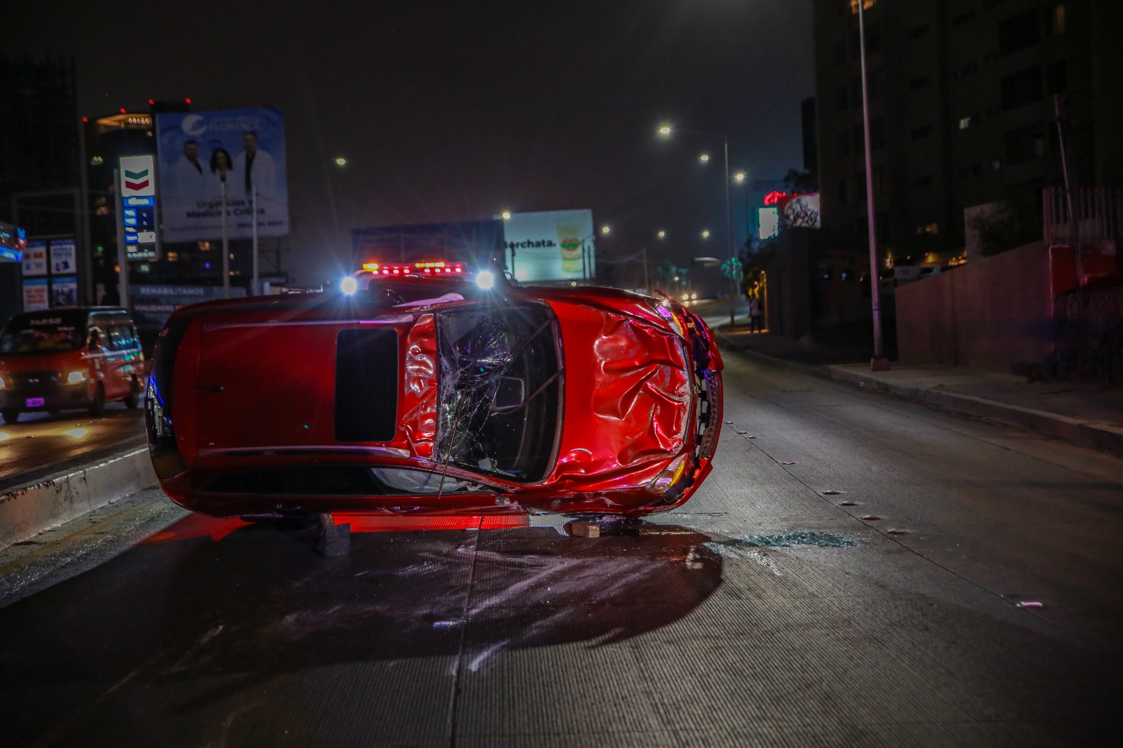 Se vuelca mujer en el blvd. Aguacaliente