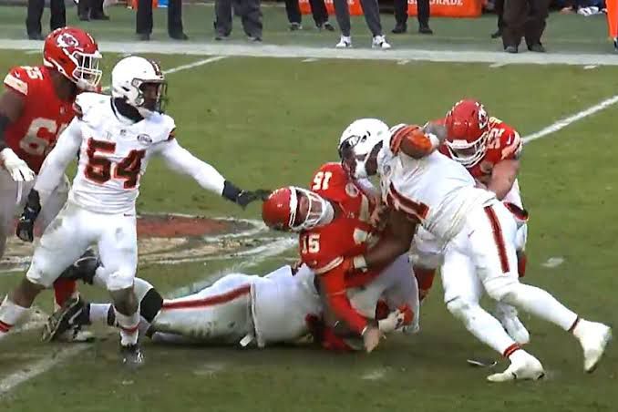 Patrick Mahomes sufre esguince leve de tobillo