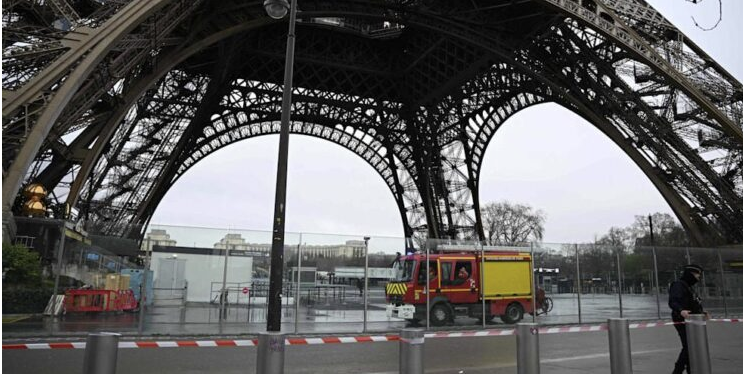 Evacúan temporalmente la torre Eiffel tras fallo en los ascensores