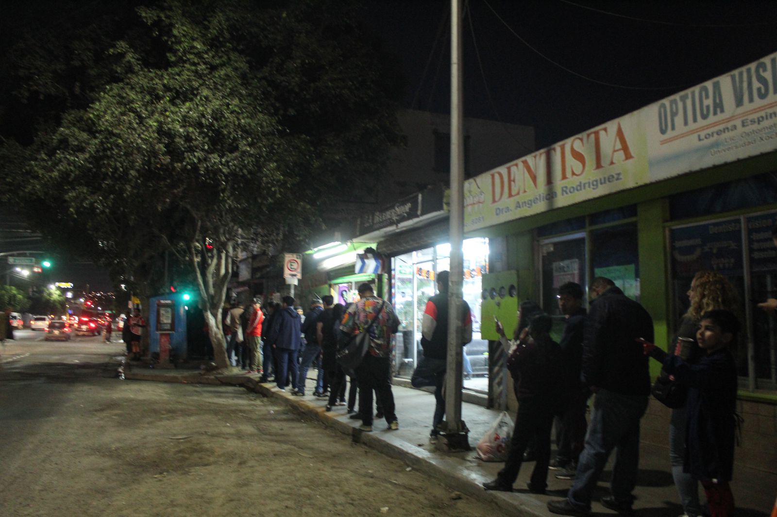 Ciudadanos hacen hasta 2 horas de fila para poder tomar un taxi