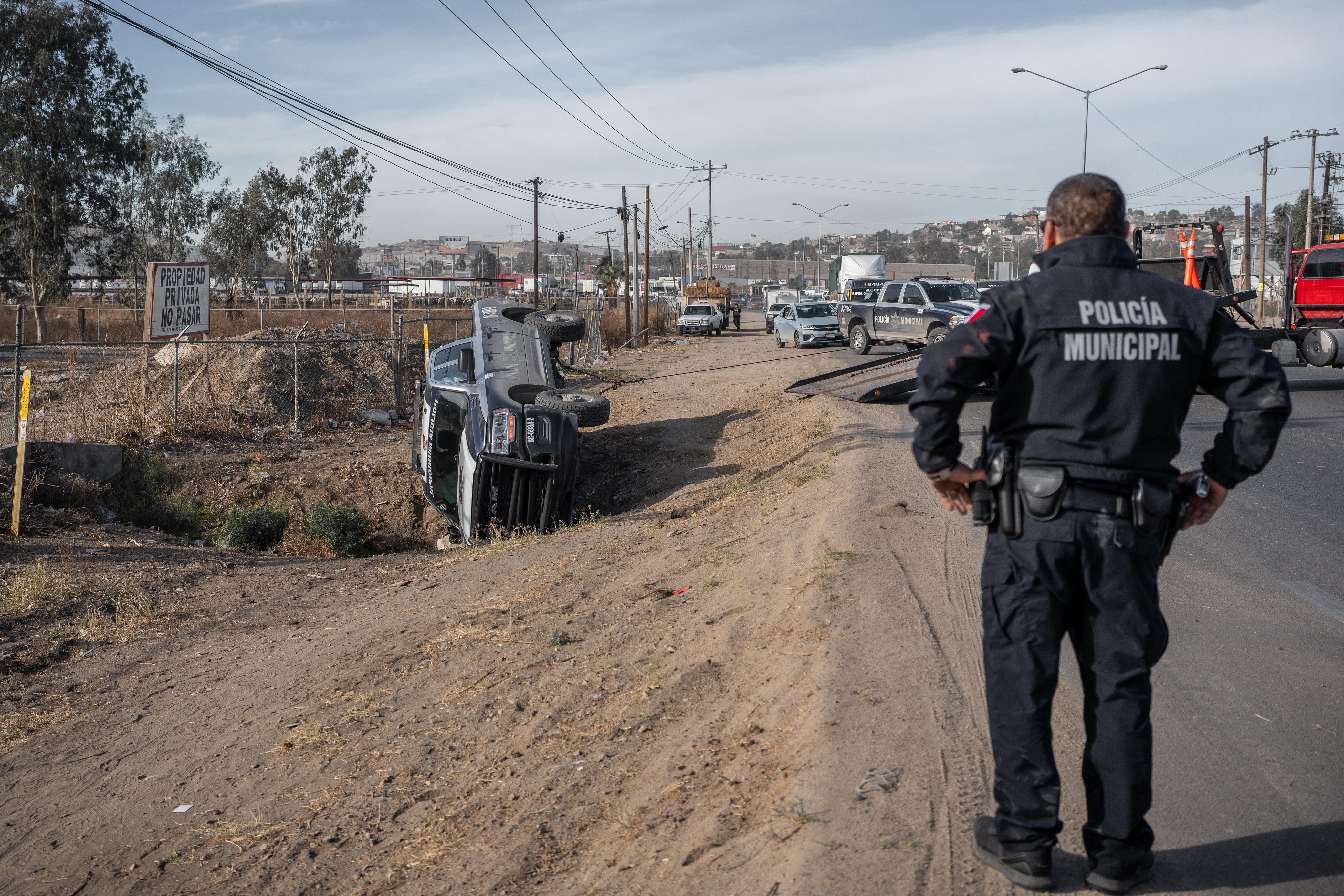 Se vuelca una patrulla tras persecución de un automóvil robado: Tijuana