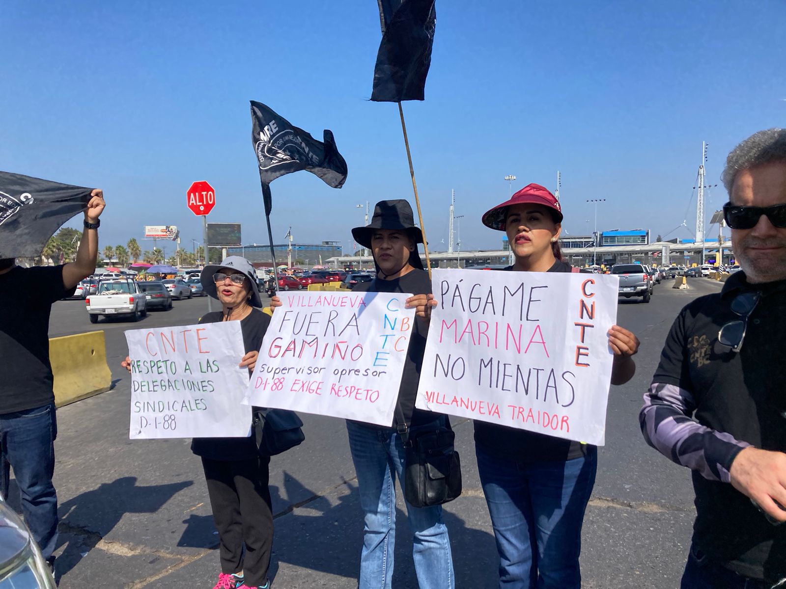 Protestan docentes de la CNTE en garita de San Ysidro