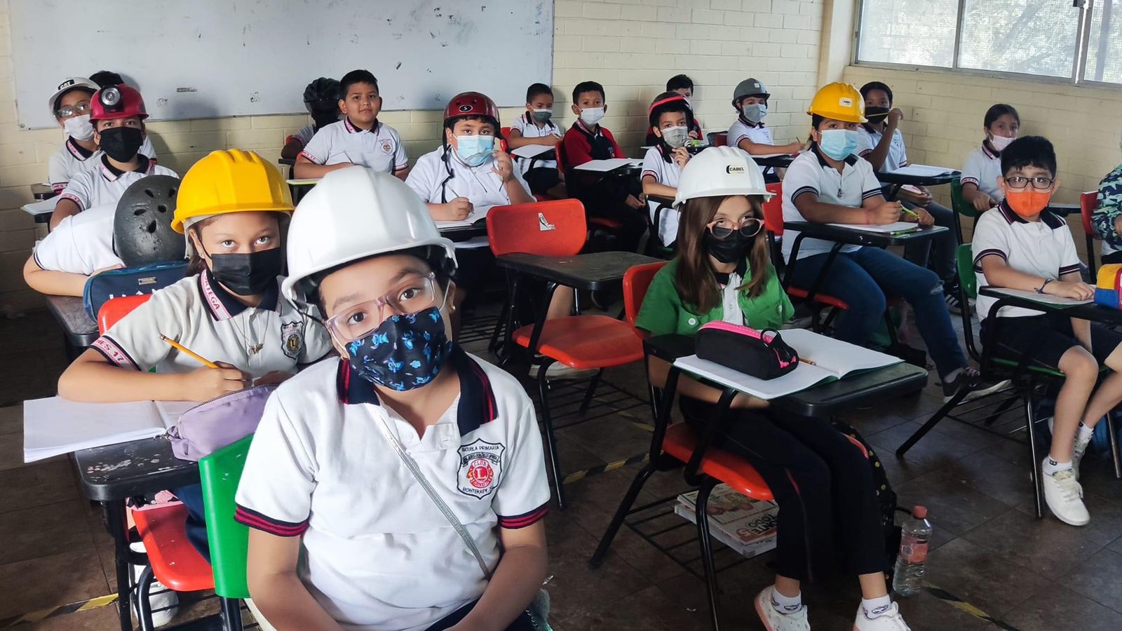 Asistieron a clases con casco por posible colapso del techo