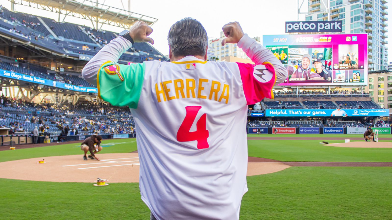 [GALERÍA] “Piojo” Herrera lanza la primera bola de Padres vs Dodgers