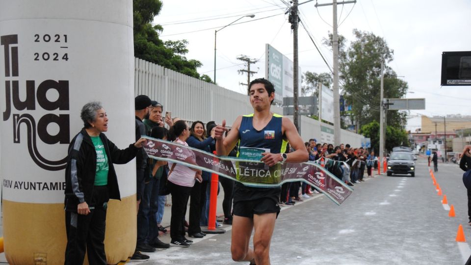 Gonzalo y Vianey, los más rápidos en carrera Conalep